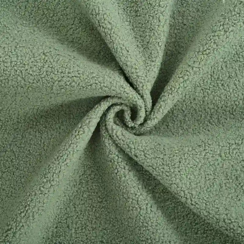 Sillón tapizado verde 26.77 con patas de madera maciza