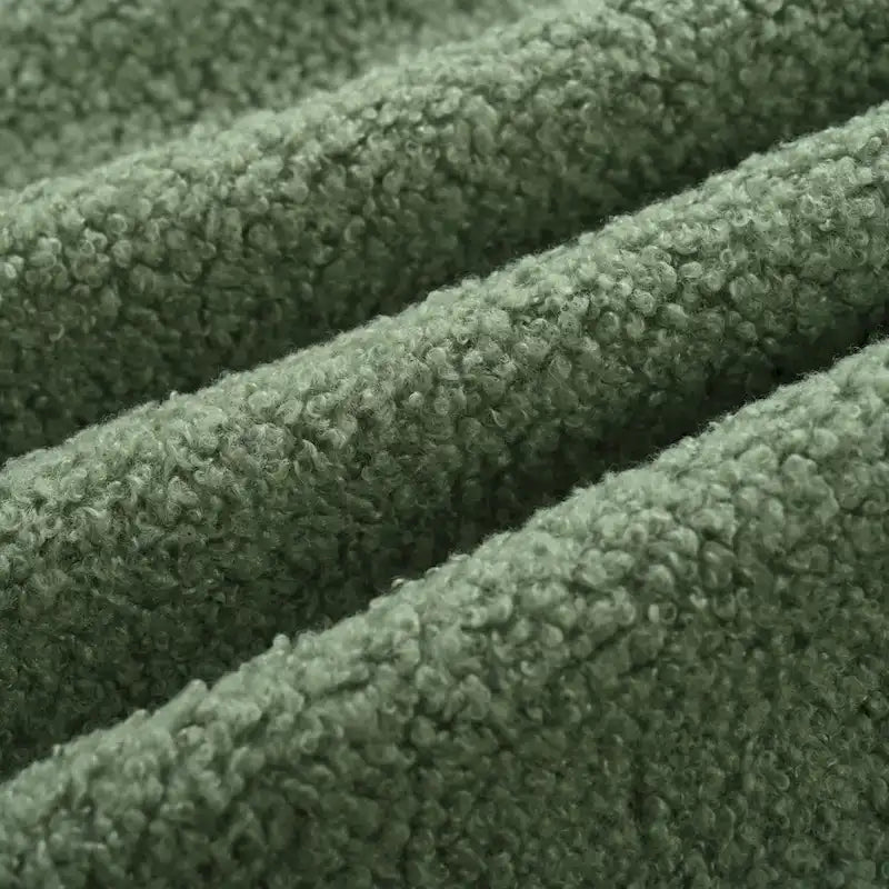 Sillón tapizado verde 26.77 con patas de madera maciza