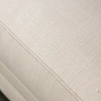 Sofá glamuroso de tela beige tapizado con botones y detalles de tachuelas