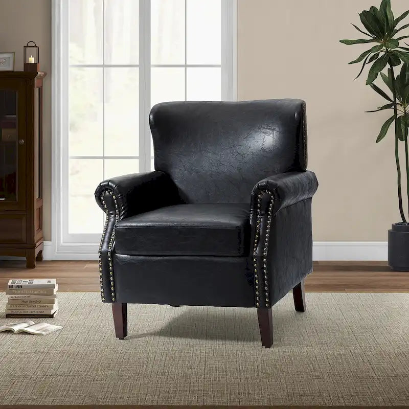 Sillón de cuero de transición con ribete de tachuelas y brazos enrollados