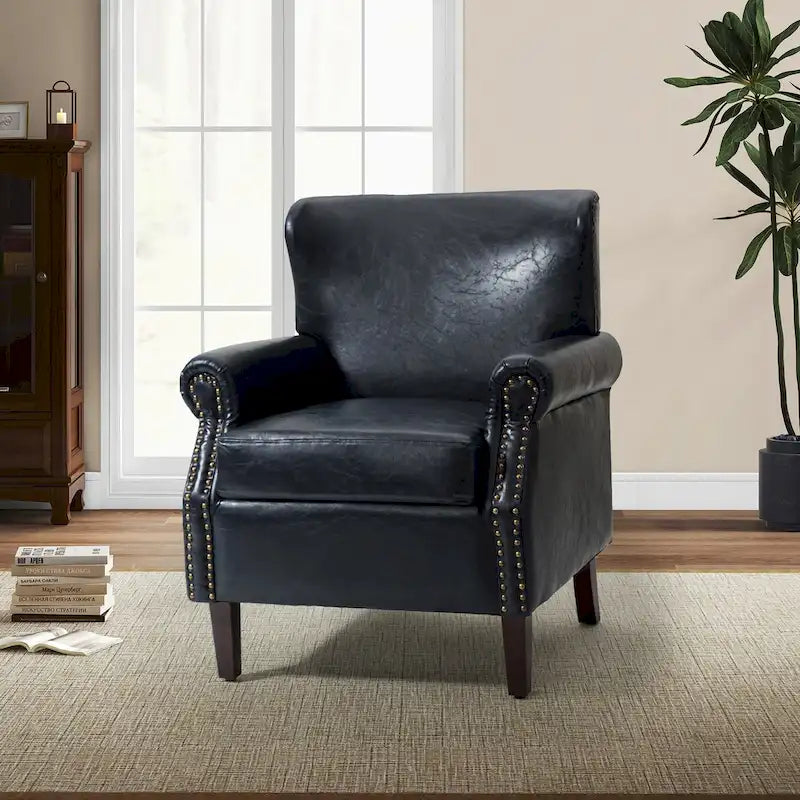 Sillón de cuero de transición con ribete de tachuelas y brazos enrollados