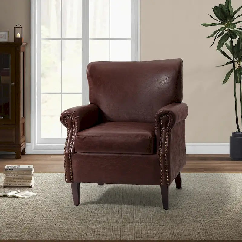 Sillón de cuero de transición con ribete de tachuelas y brazos enrollados