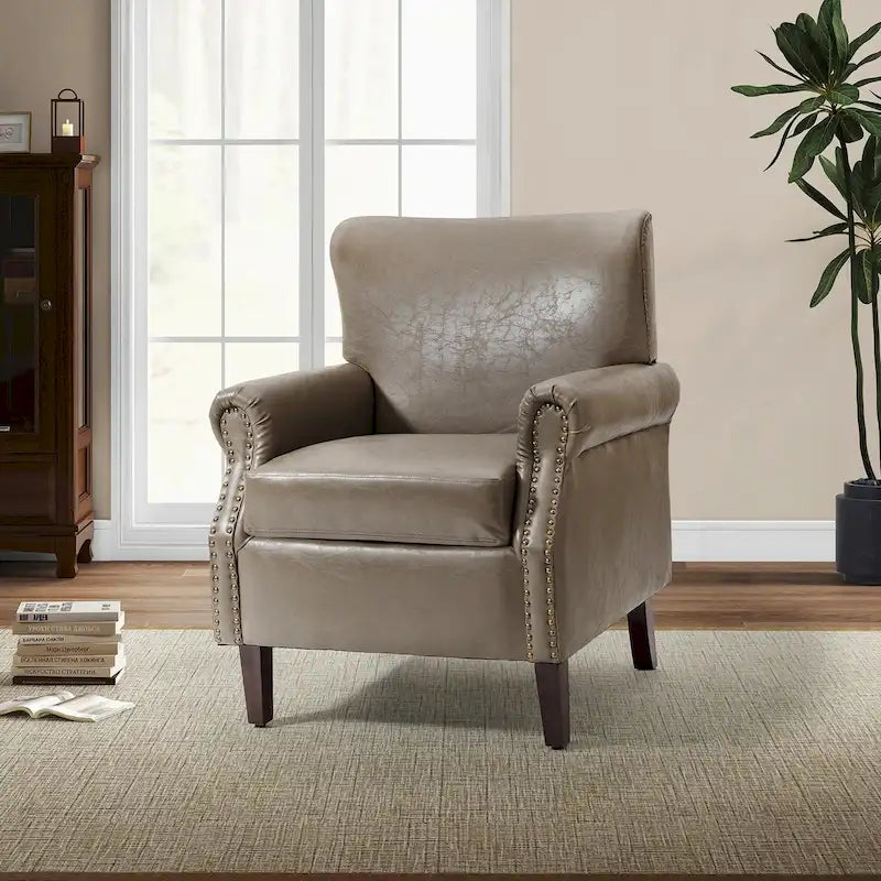 Sillón de cuero de transición con ribete de tachuelas y brazos enrollados