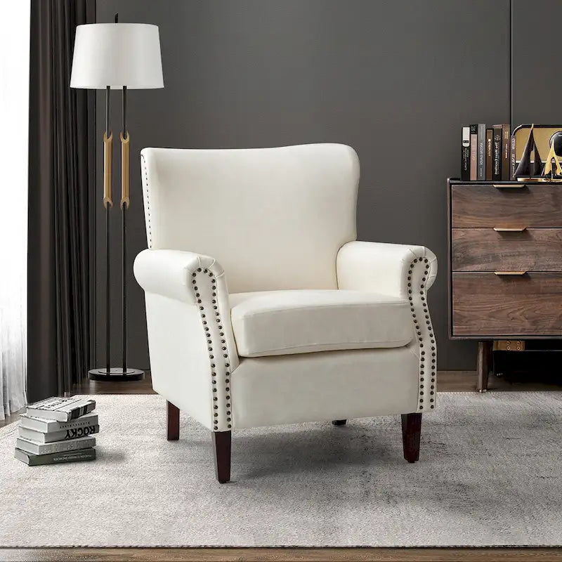 Sillón de cuero de transición con ribete de tachuelas y brazos enrollados