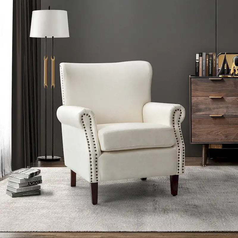Sillón de cuero de transición con ribete de tachuelas y brazos enrollados