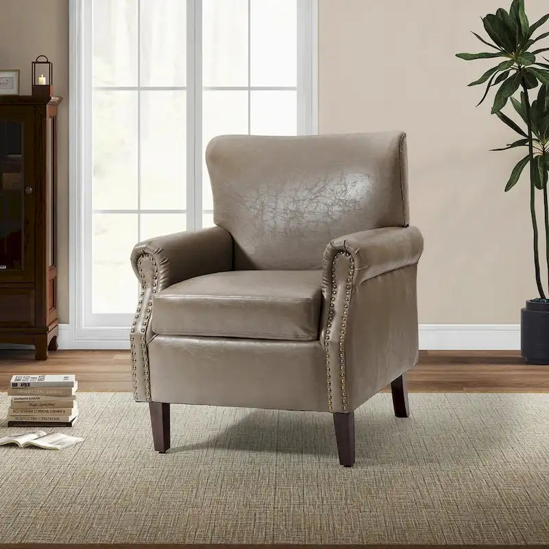 Sillón de cuero de transición con ribete de tachuelas y brazos enrollados